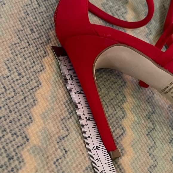 High Heel - Picture 3 of 12